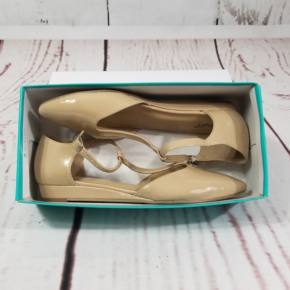 Women's Slightly Wedged Patent Flats - Picture 8 of 8